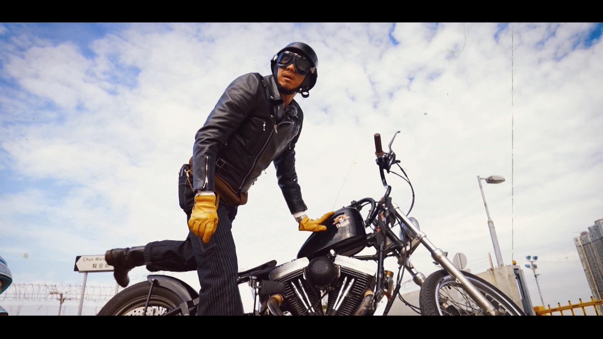 張繼聰在首集《勁騎26》帶觀眾進入哈利世界。