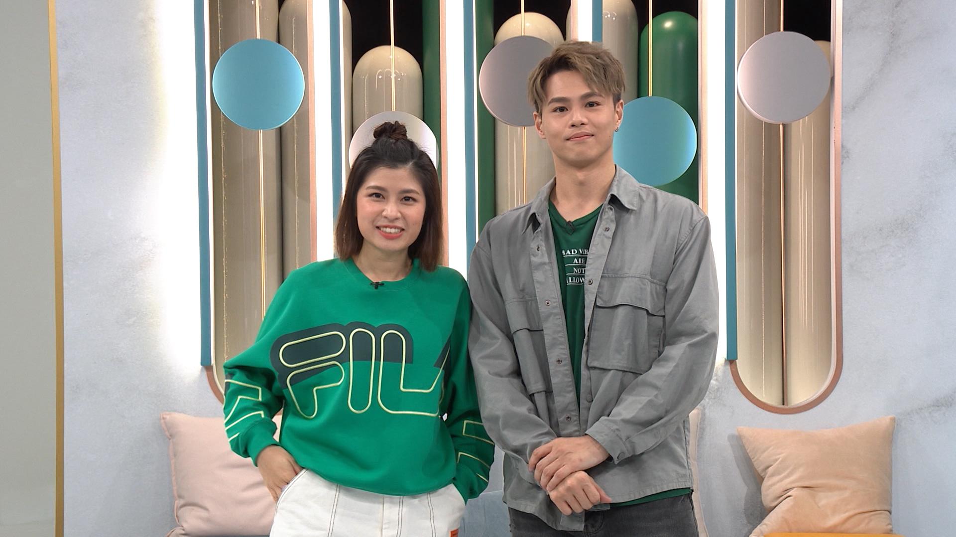 黃奕晨和馬騮搣擔任《娛論潮》主持。