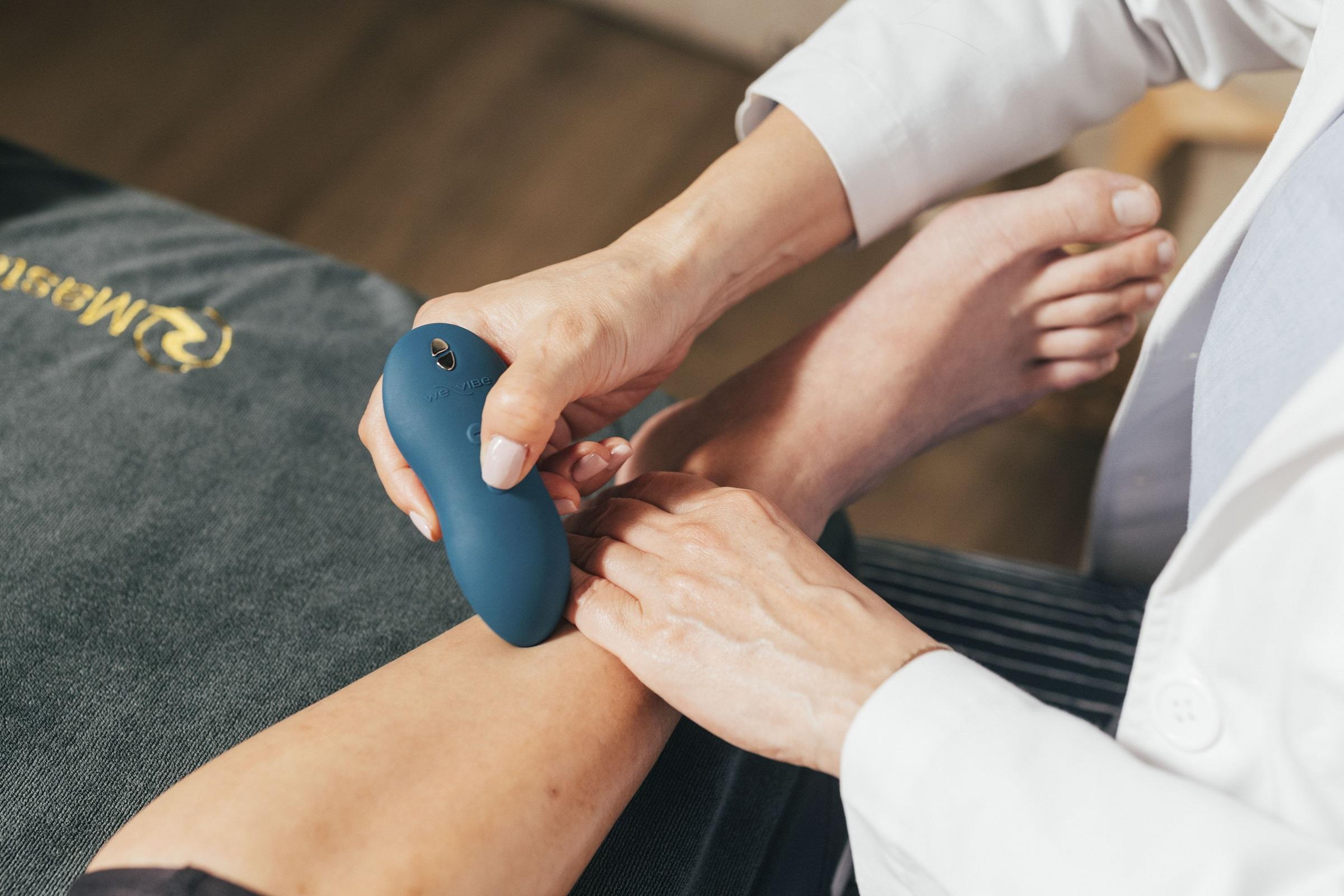 三陰交SP6:位於腳踝內側骨凸點上四隻手指寬的位置。這是滋陰必用的穴位,因為它是腎、肝、脾三陰經的交匯處。We-Vibe Touch X($780)的超柔軟矽令它成為刺激這一個穴位的完美工具。