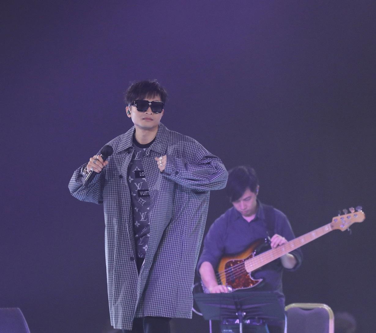 ERROR奪得年度組合銅獎,阿Dee與隊友上台表演。(林俊源攝)