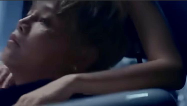 保錡在MV中,滿臉傷疤。(截圖)