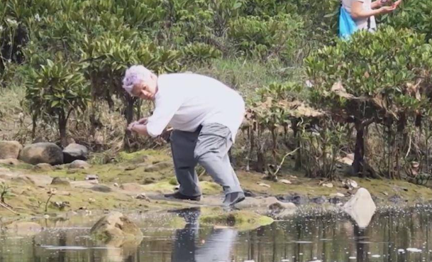 保錡在《ERROR自肥企劃》的「片石水上飄」認真練習,完成任務後,重獲觀眾認同。(截圖)