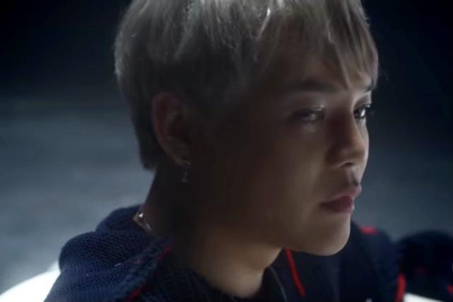 《猥瑣》MV這一幕,道盡獲黃偉文填詞。「但即使是MK仔也會心痛,也可以流淚吧?」的悲情。