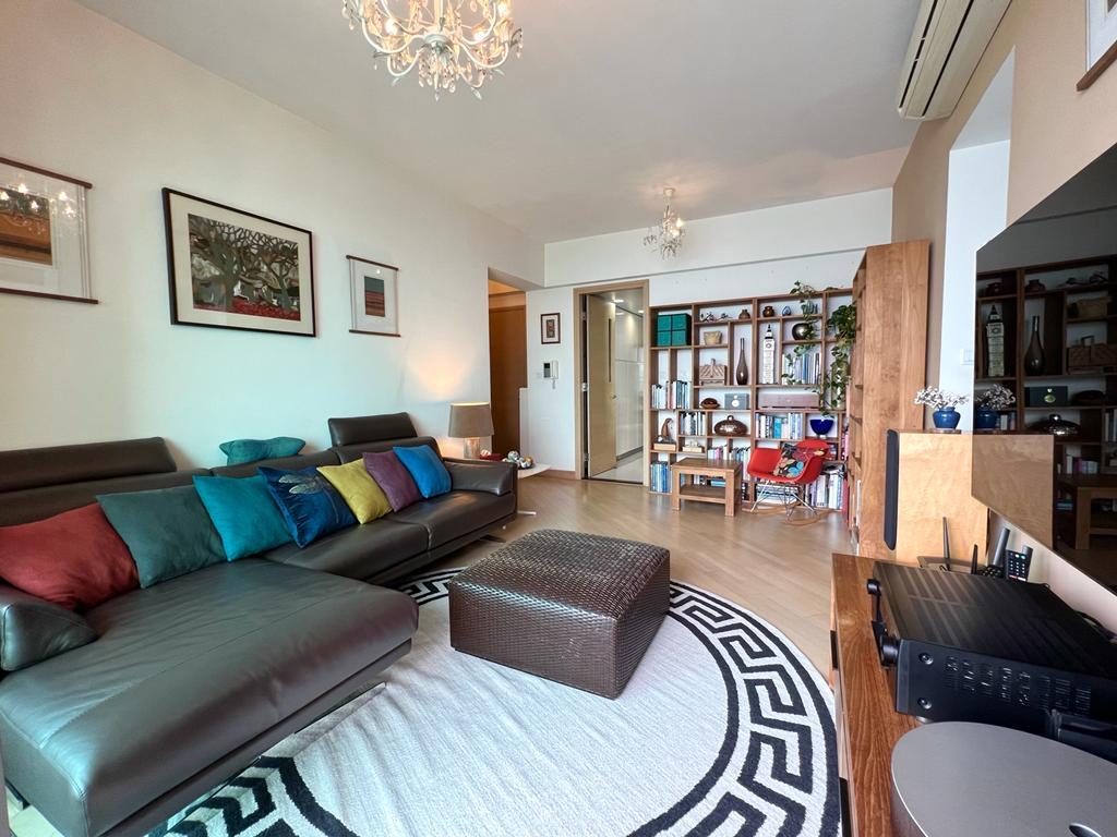 單位客廳寬敞舒適,設有小偏廳作閱讀或品茗角落,感覺閒適自在。