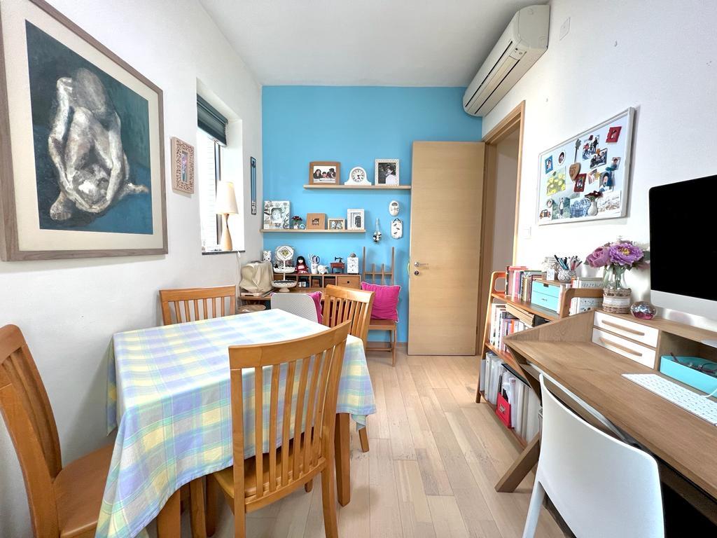 書房放了兩張工作枱及一張四人餐桌後,仍沒有一點狹迫感覺。