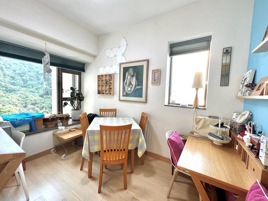 書房有偌大玻璃窗,光線非常充足。