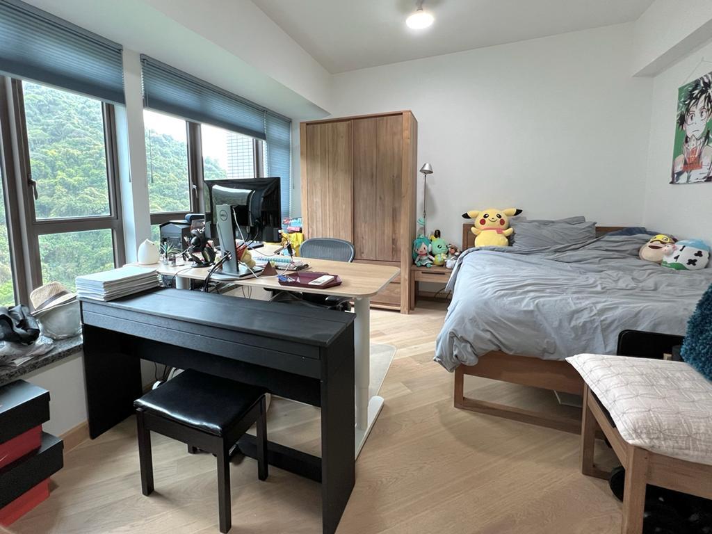 其中一個睡房面積十分闊落,擺放工作書枱後也沒有侷促感。