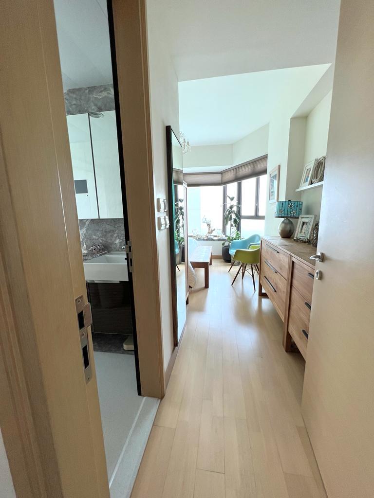 通過木板走廊,走進不同的精緻而舒適的居家角落。