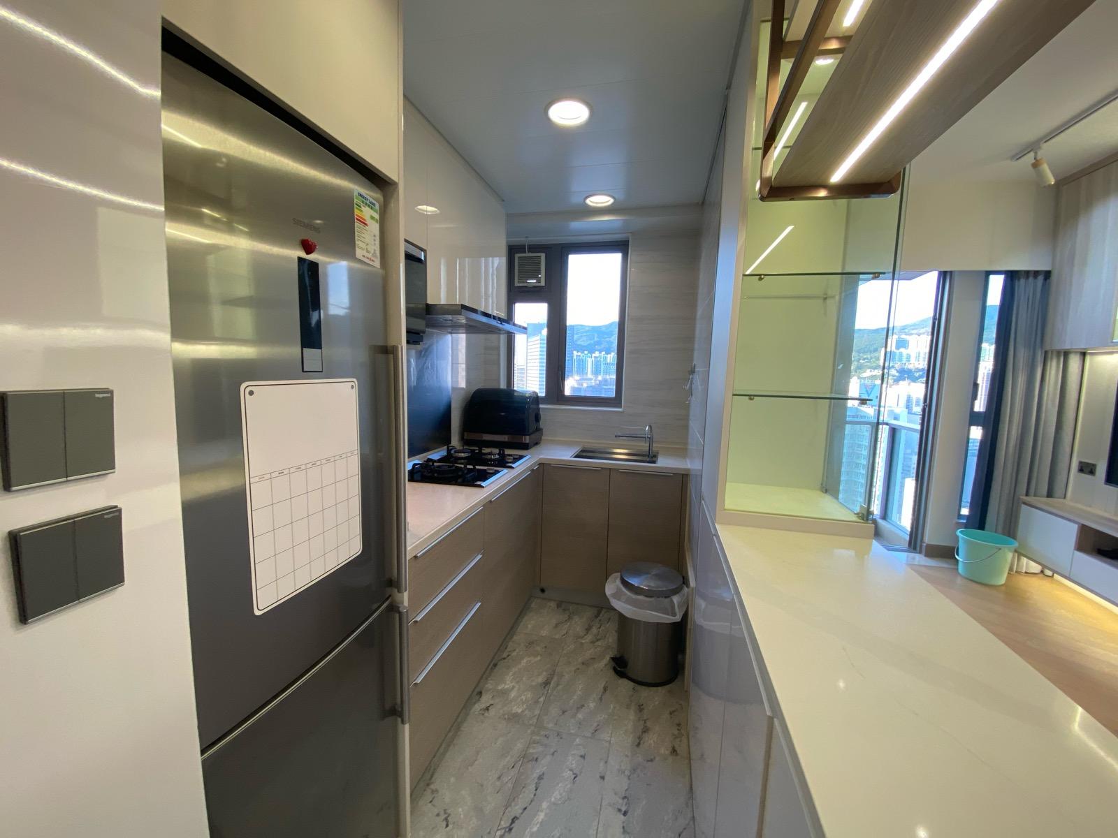 廚房採半開放式設計,視覺上增加了大廳的空間,而廚房用料亦不俗,亦能望開揚市景和山景。