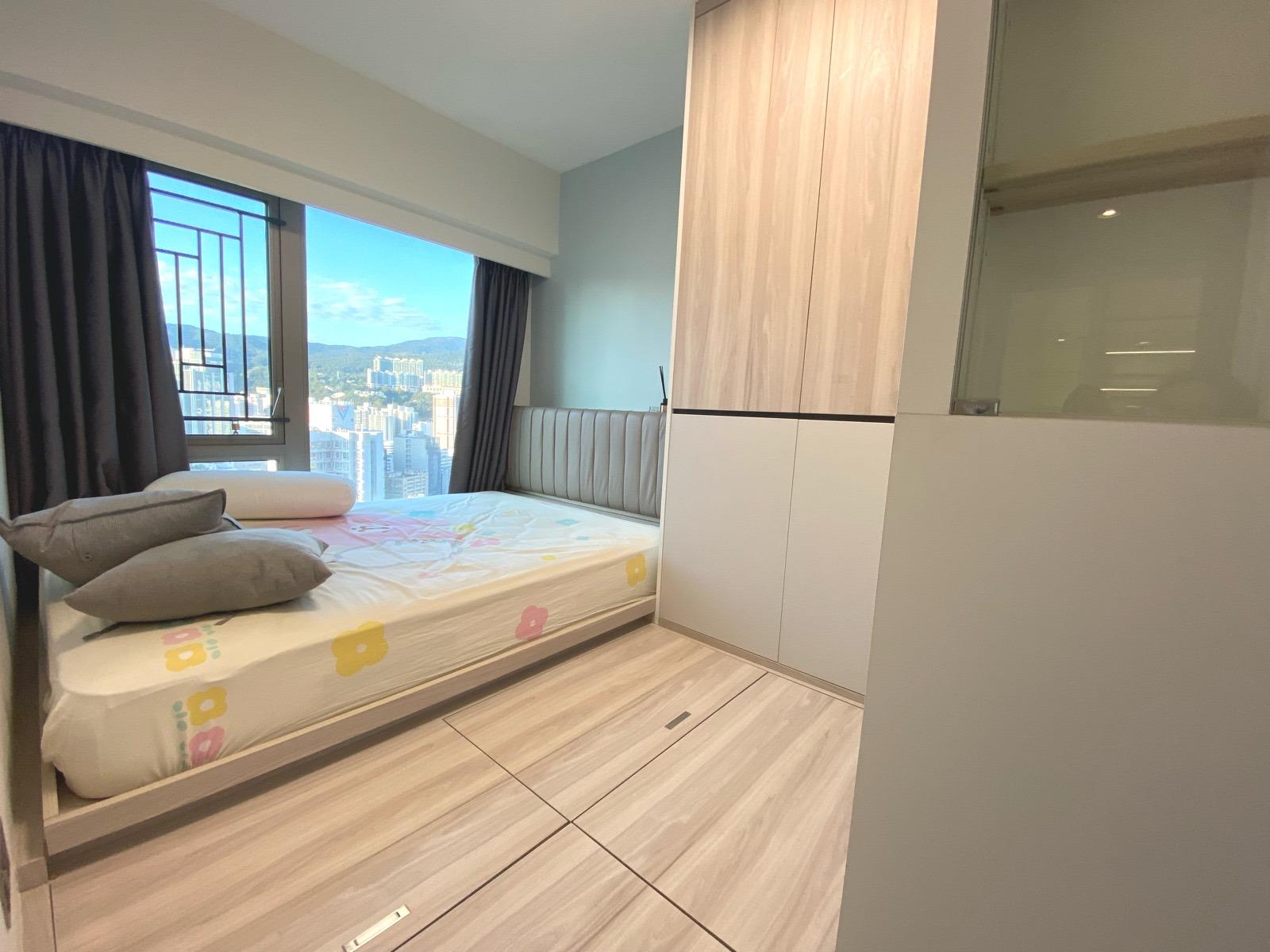 主人房設有地台及大衣櫃。