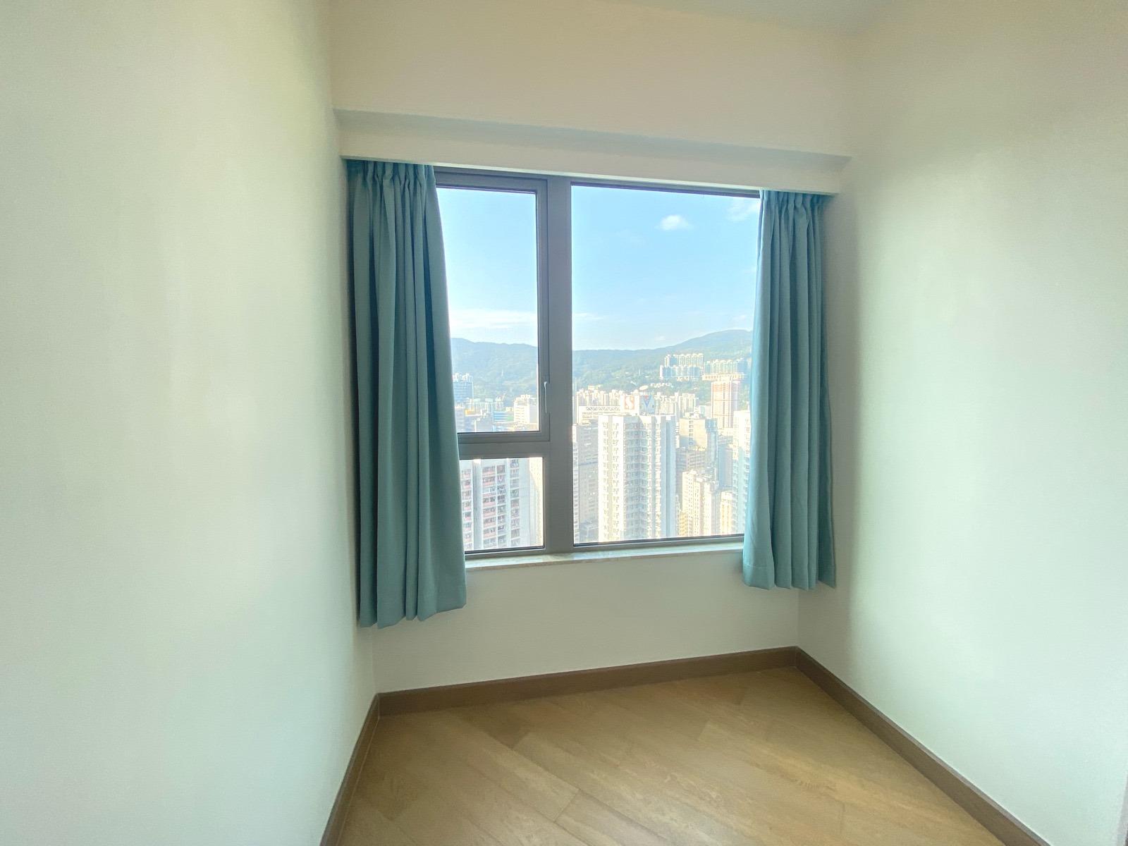 另一間睡房間隔四正,窗戶亦大。