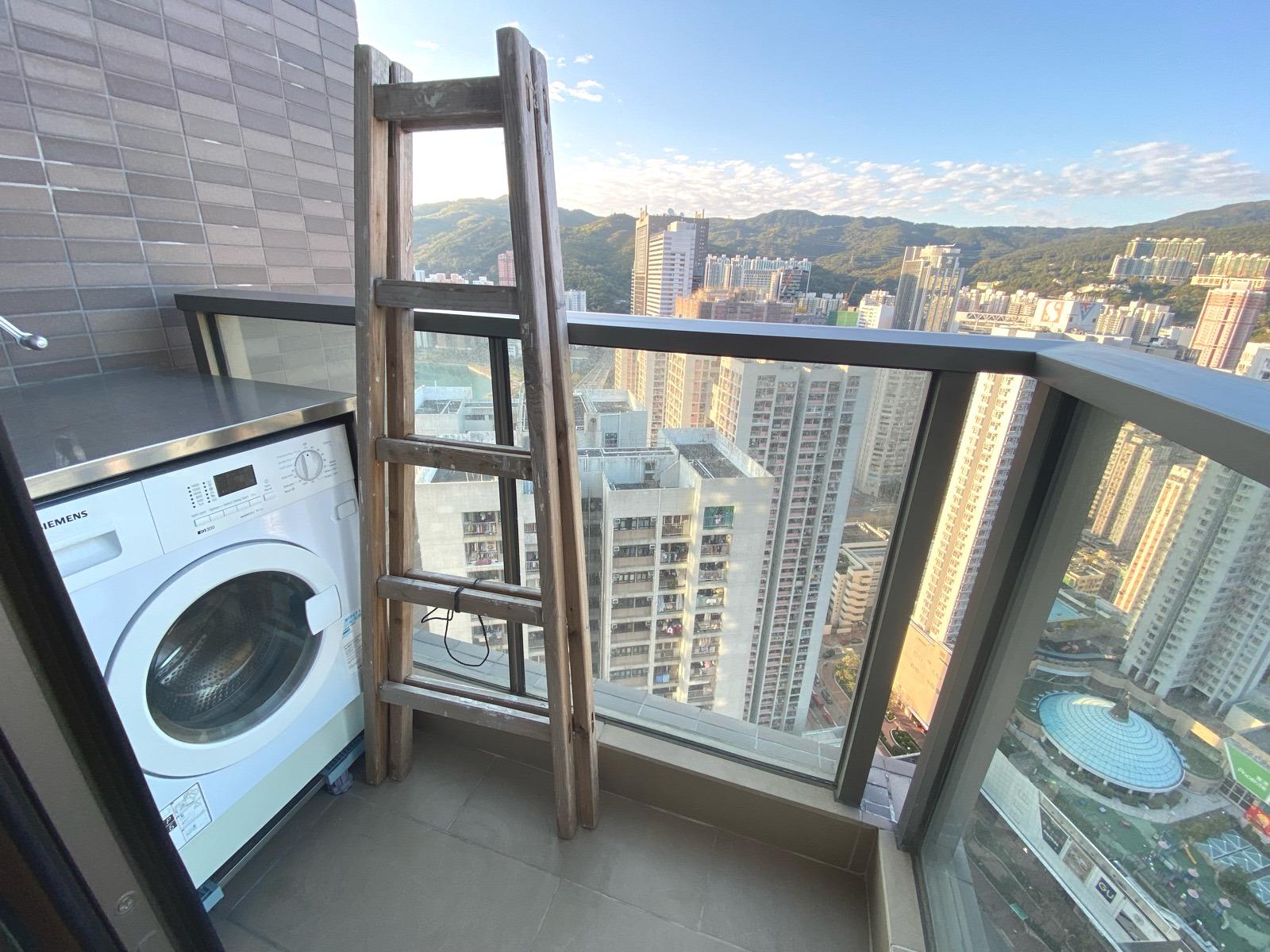 露台面積適中,擺放洗衣機後空間仍足,晾衫、種花都適宜。