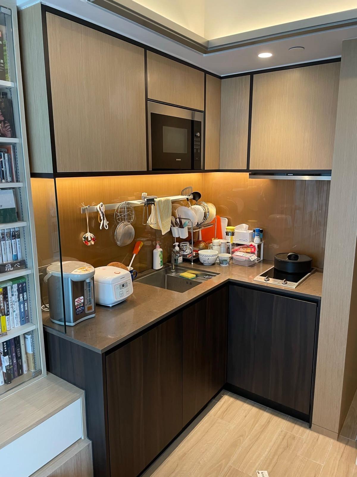 開放式廚房小巧實用,各種所需用品及煮食電器一應俱全。