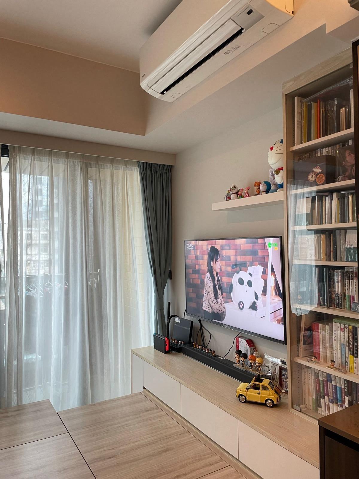 地台側邊設有電視櫃及透明玻璃櫃,設計善用每一吋空間,大大增添實用性。