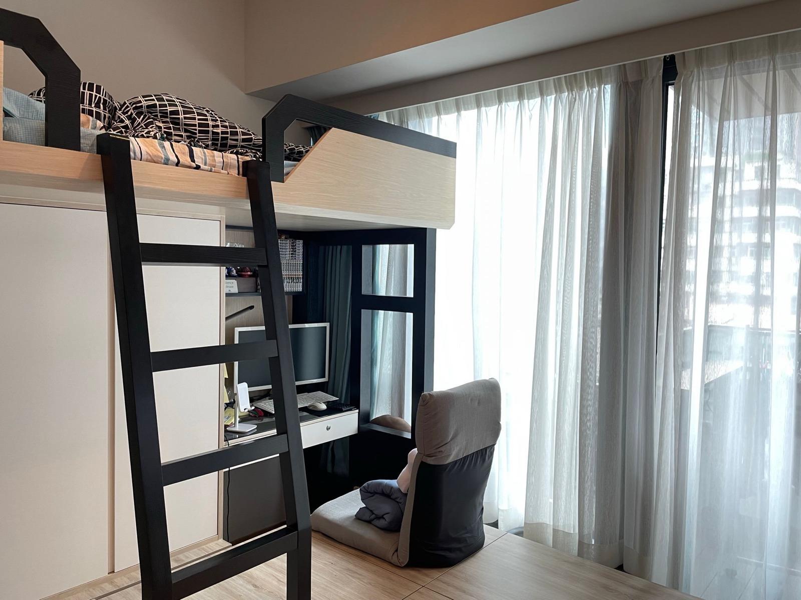 單人碌架上格床及工作書枱,附有活動式小床梯,方便又實用,外型亦簡約時尚。