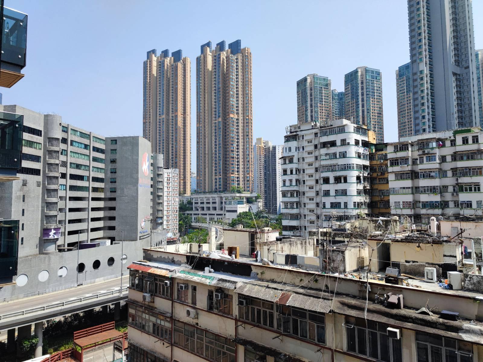 單位外望區內舊樓、天橋及遠望樓景,景觀尚算開揚。