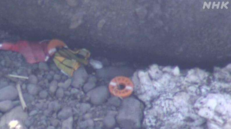 現場石隙發現救生衣。(互聯網)