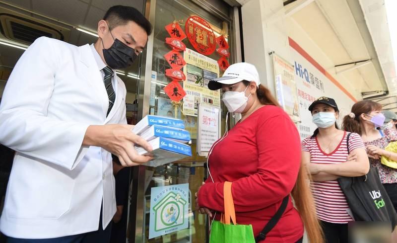 台灣今推實名購買快測包,民眾可1張憑健保卡購買1份5包。(互聯網)