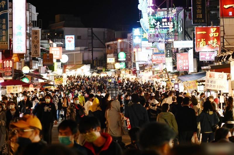 墾丁大街昨晚的人潮。(互聯網)