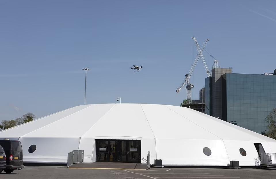 全球第一座完整營運的垂直升降機場在英國揭幕。(互聯網)