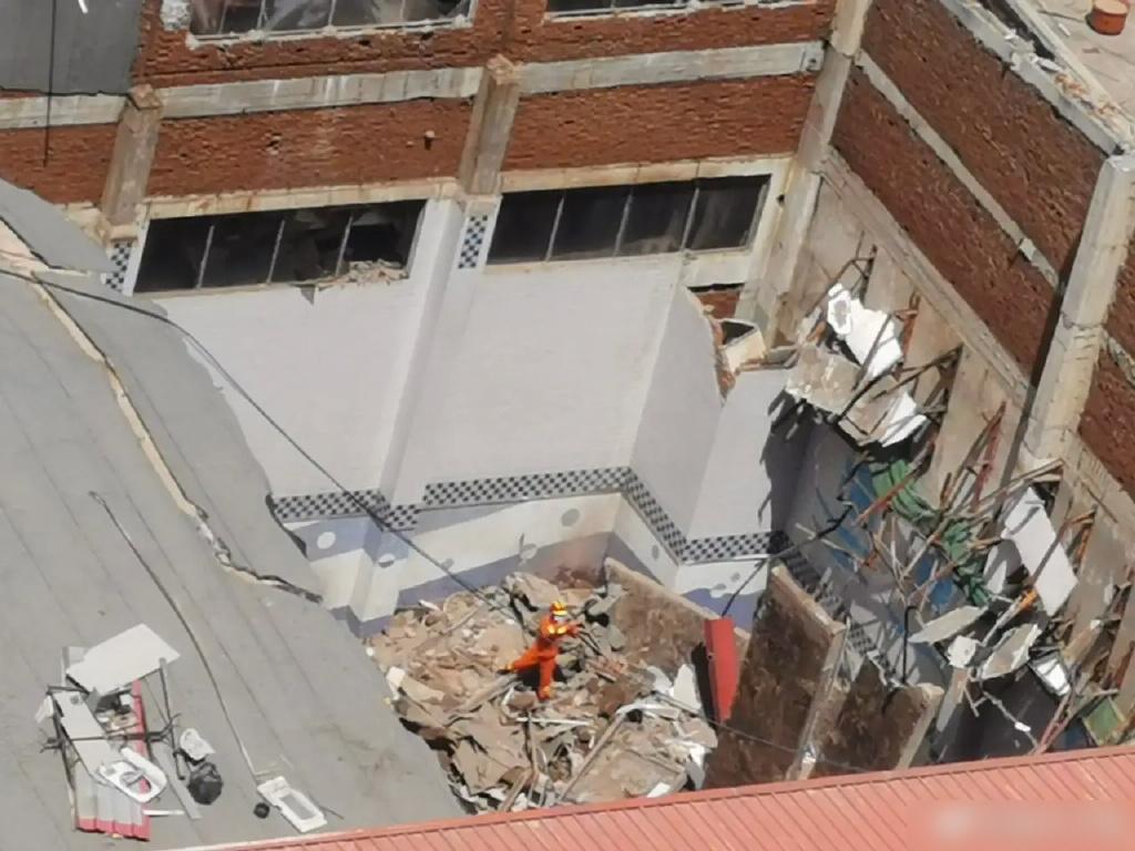 涉事泳池部分屋頂塌下。(互聯網)