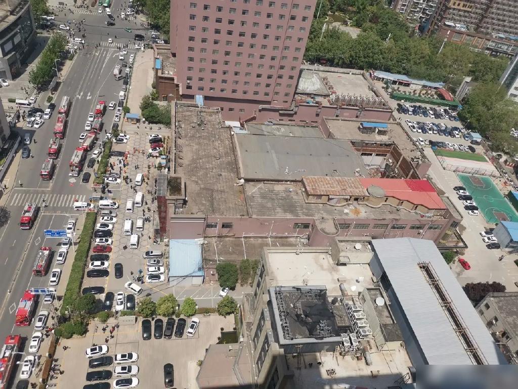 涉事泳池部分屋頂塌下。(互聯網)