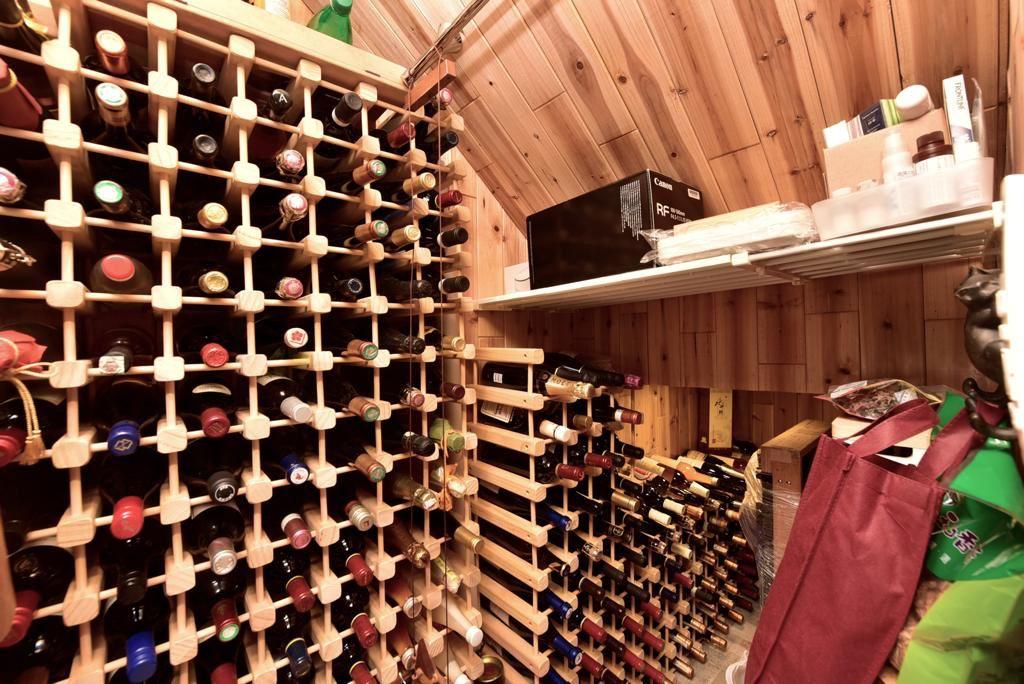 單位設有小型恆溫酒窖,絕對是愛酒人士的幸福空間。