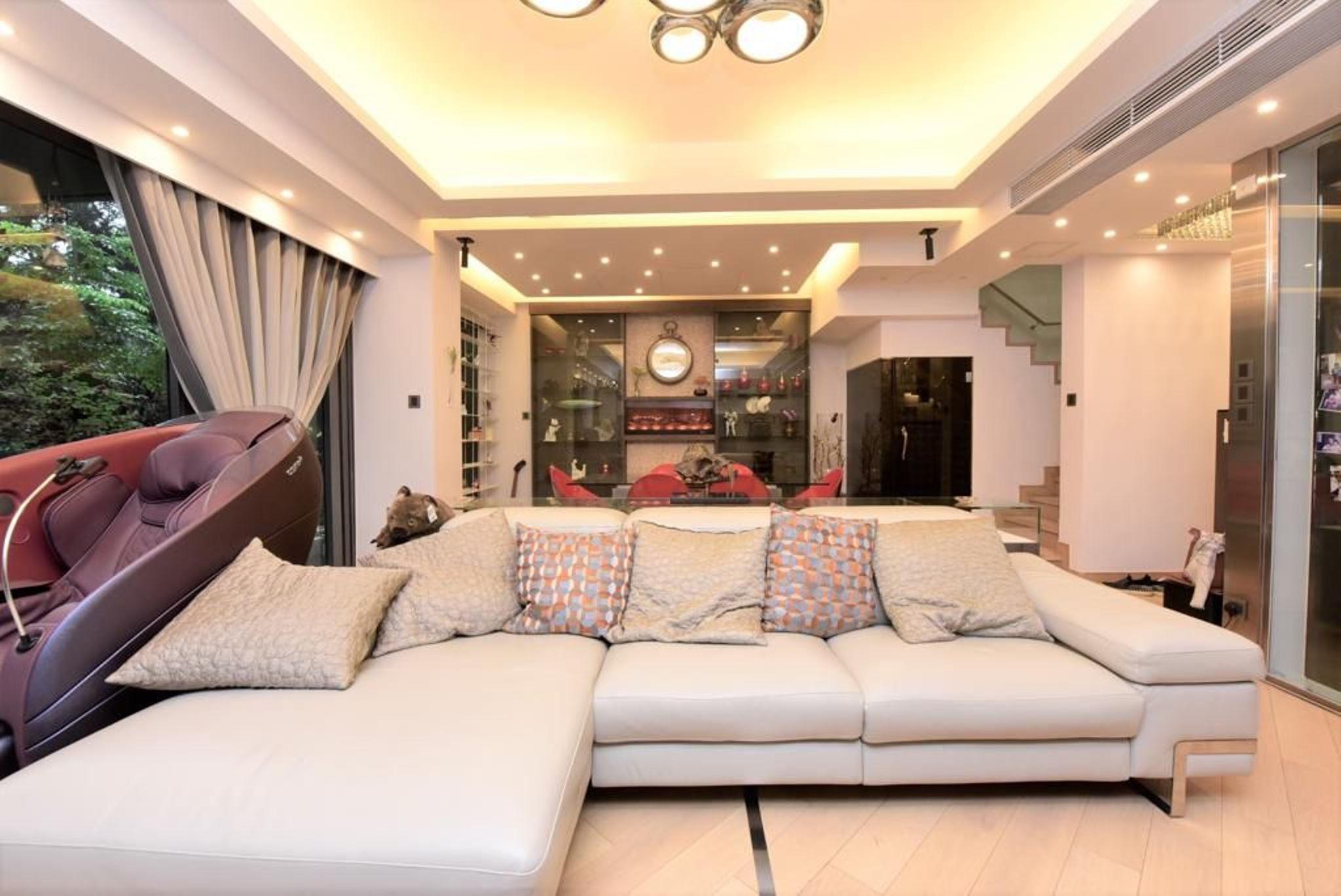 客廳擺放了大型梳化後,活動空間仍然充足寬敞。