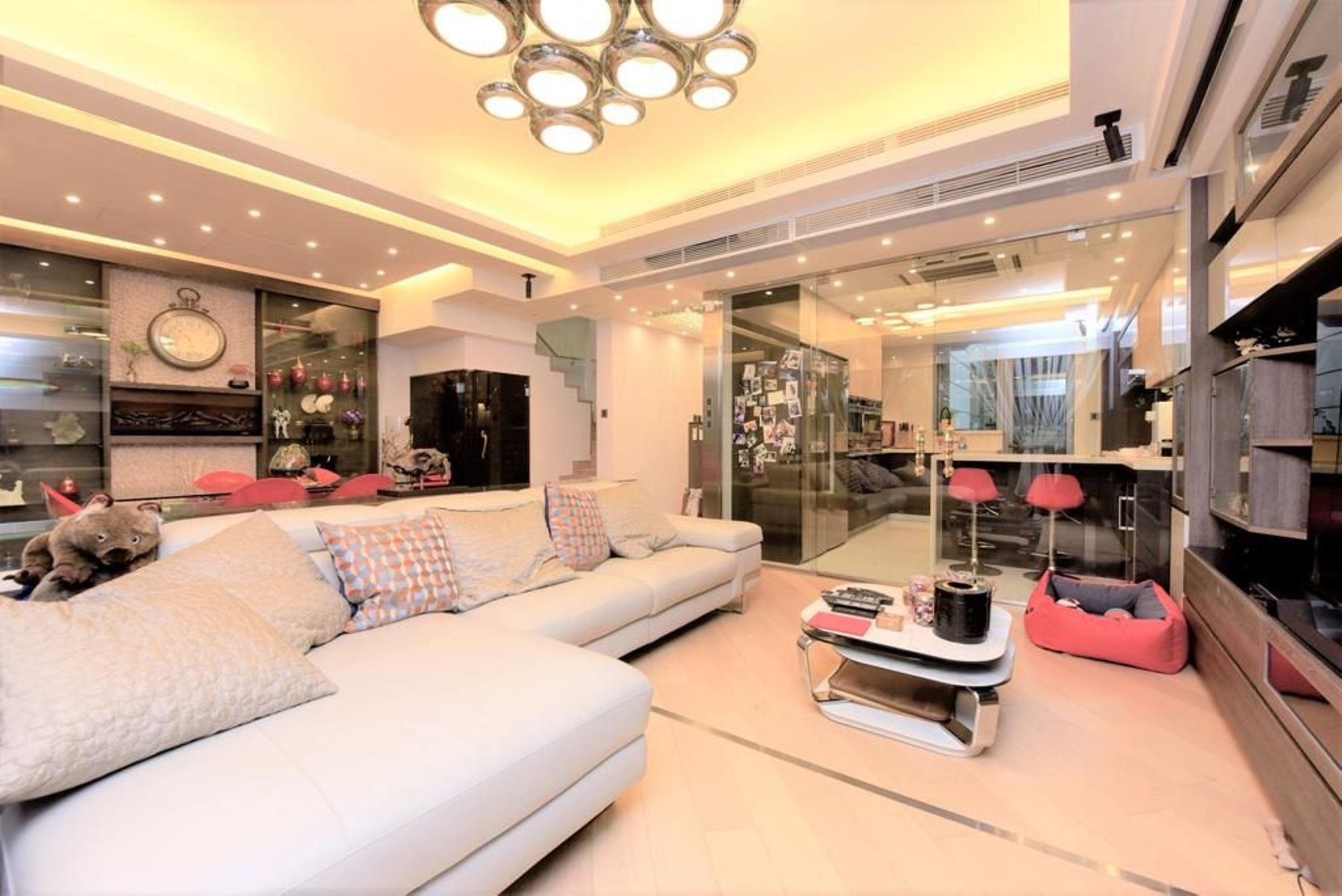 大廳旁的廚房以全透明玻璃分隔,既能阻隔油煙,又能提升視覺空間感,設計周到。