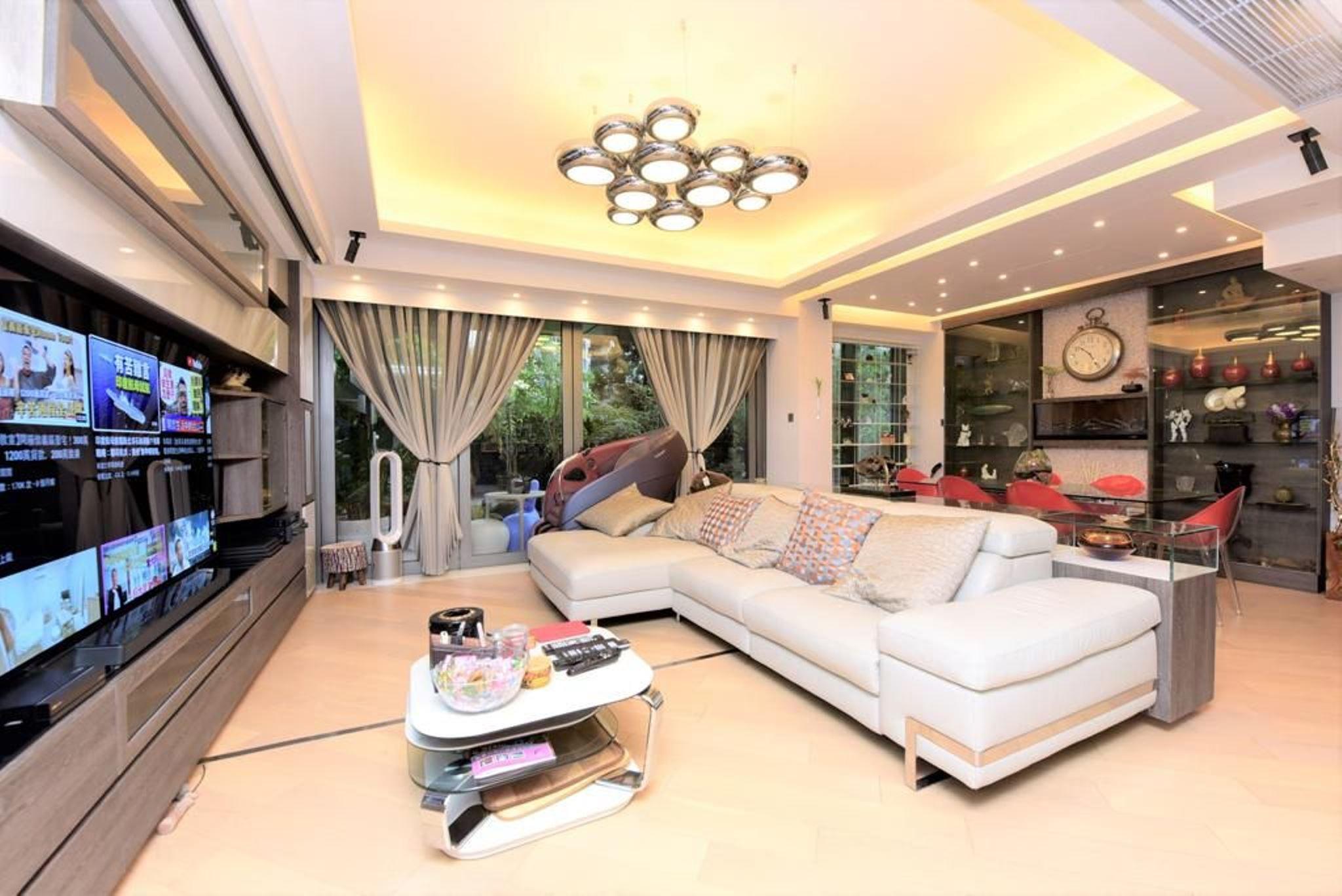 客廳擺放了大型梳化後,活動空間仍然充足寬敞。