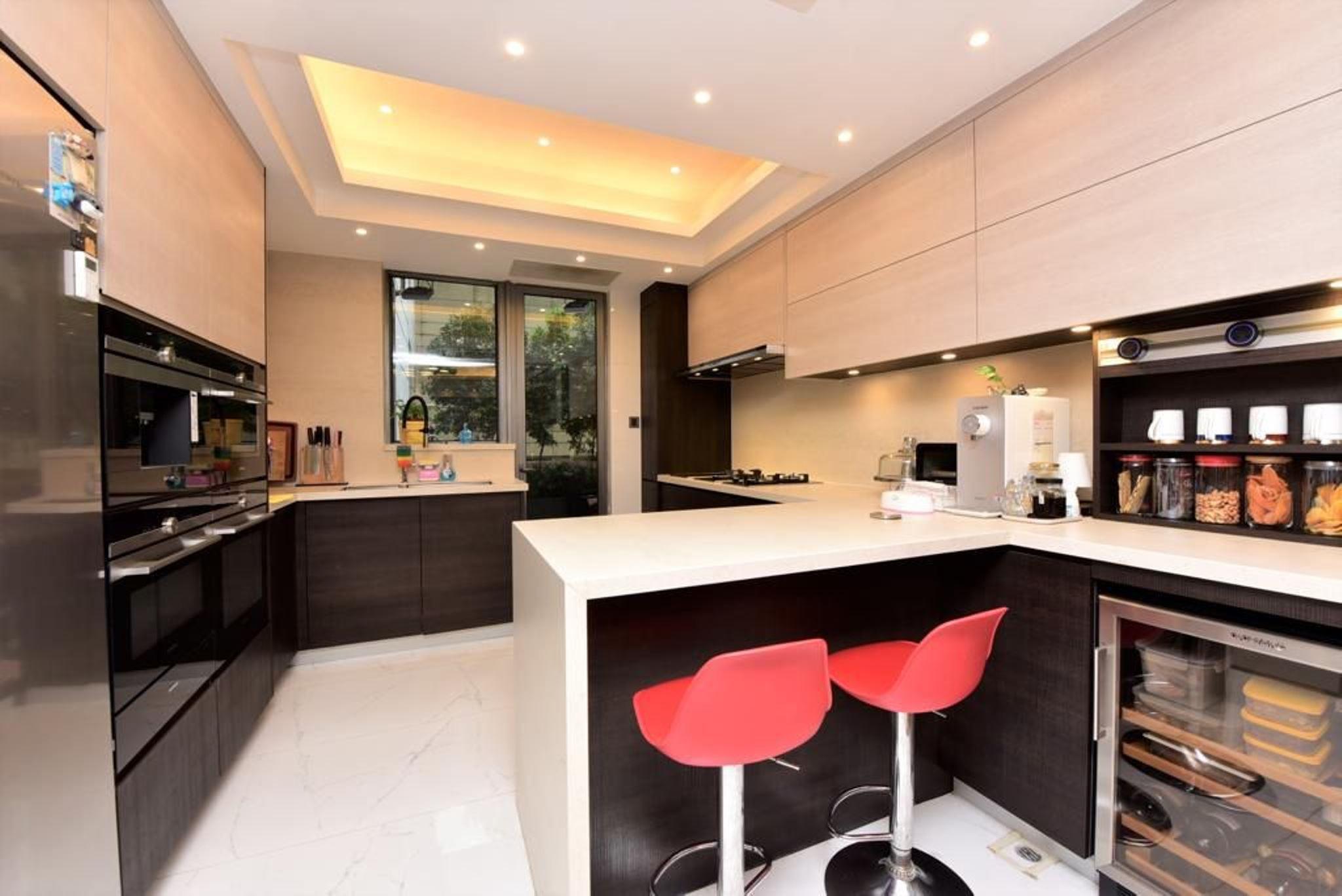 廚房內設有吧枱,用來吃飯、品酒都適合。