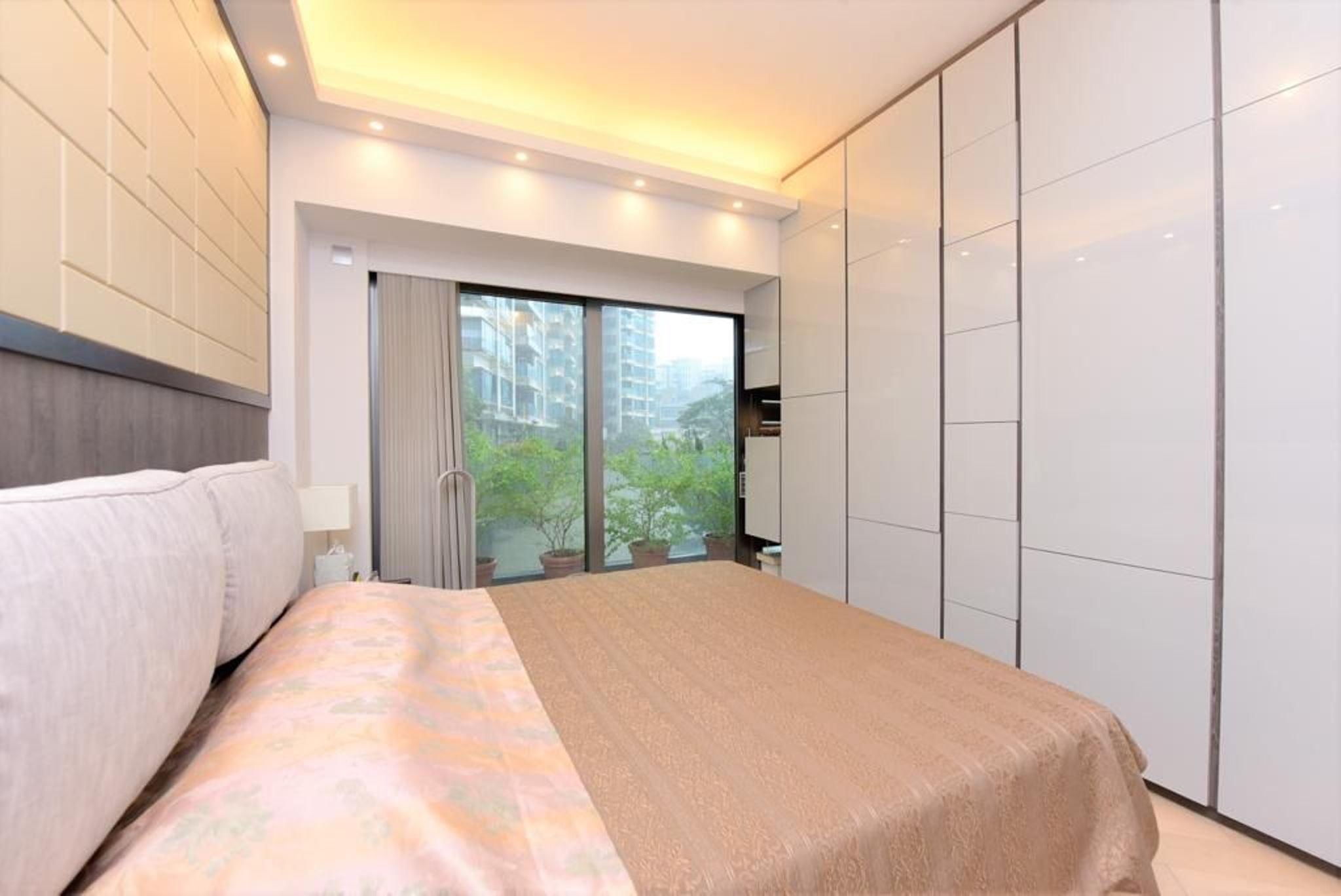 主人房設有大型衣櫃,方便收納。