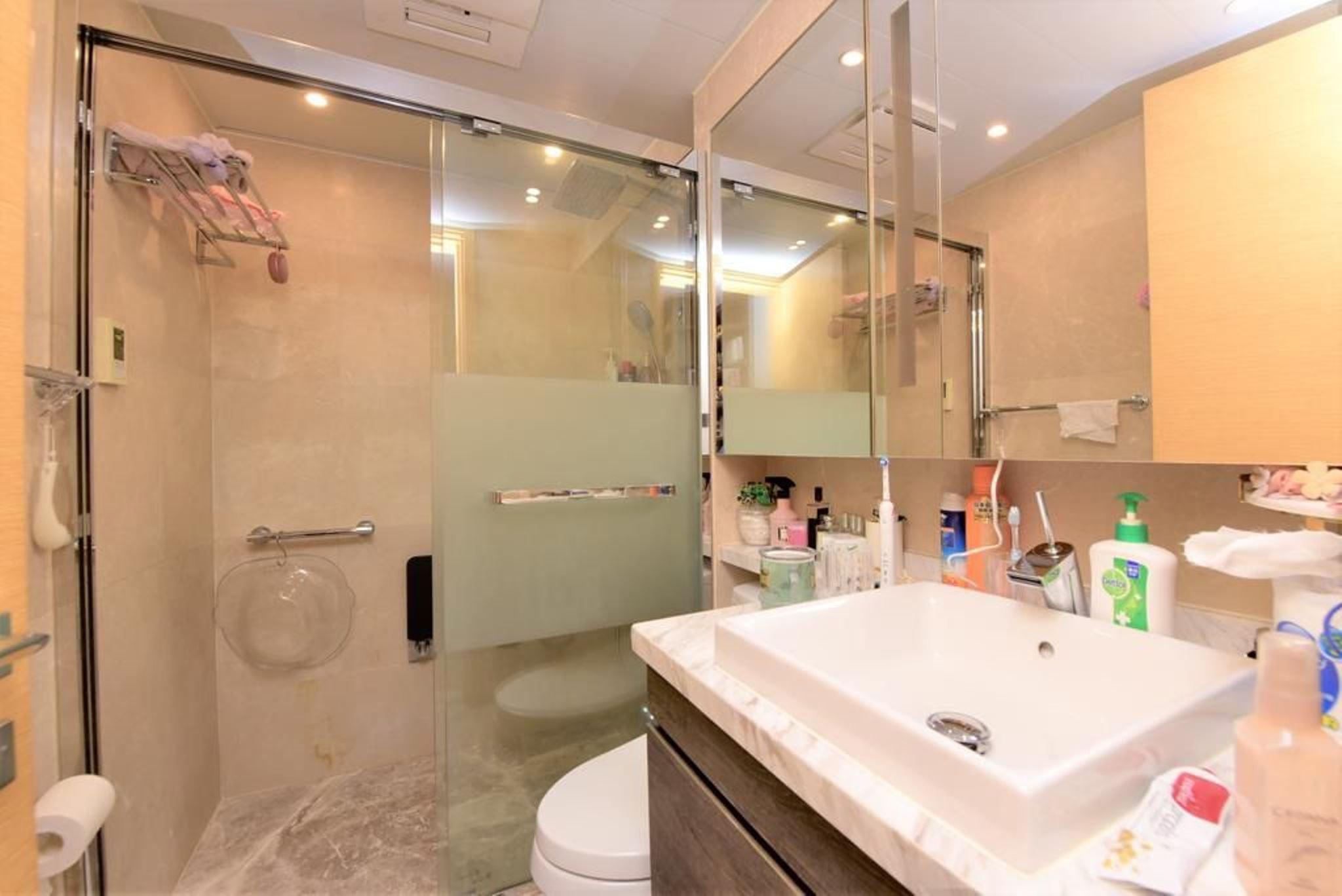 雲石打造的浴室。