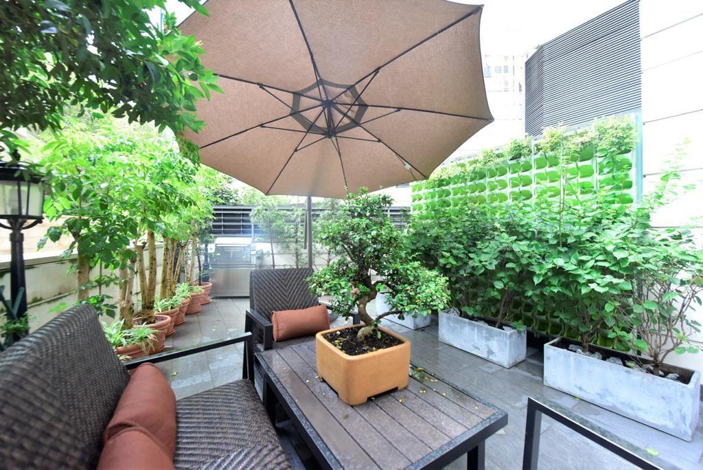花園面積逾780方呎,種滿翠綠植物,並放有太陽傘及大型戶外傢俱。