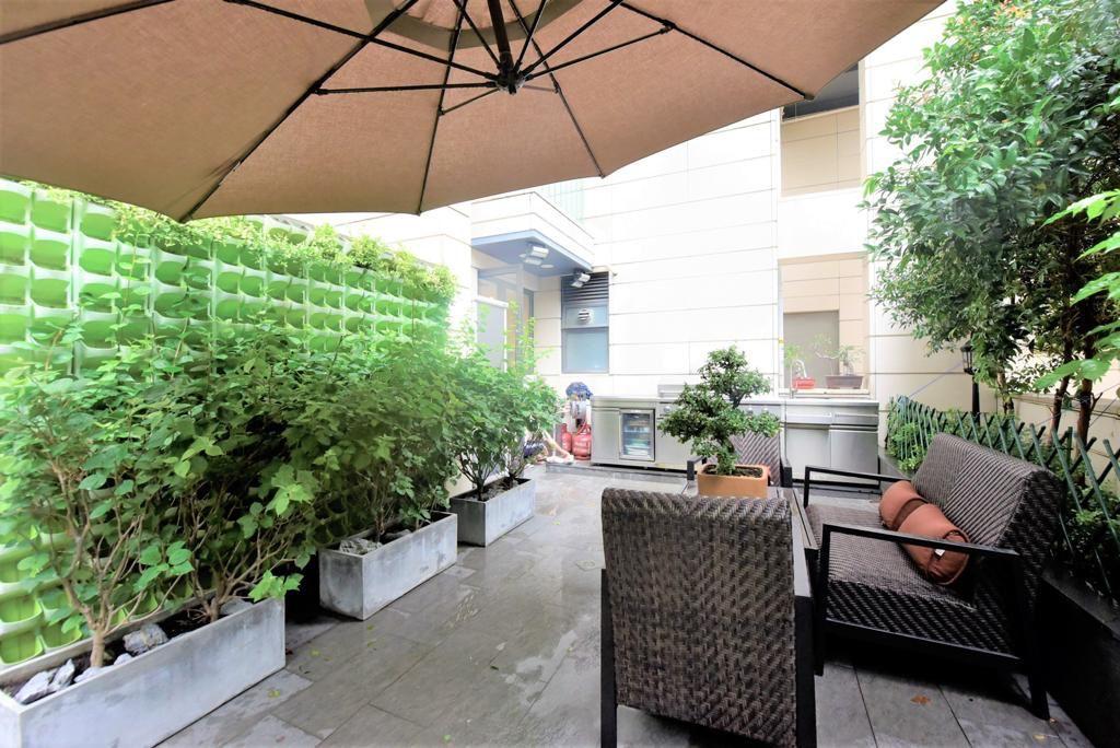 花園面積逾780方呎,種滿翠綠植物,並放有太陽傘及大型戶外傢俱。