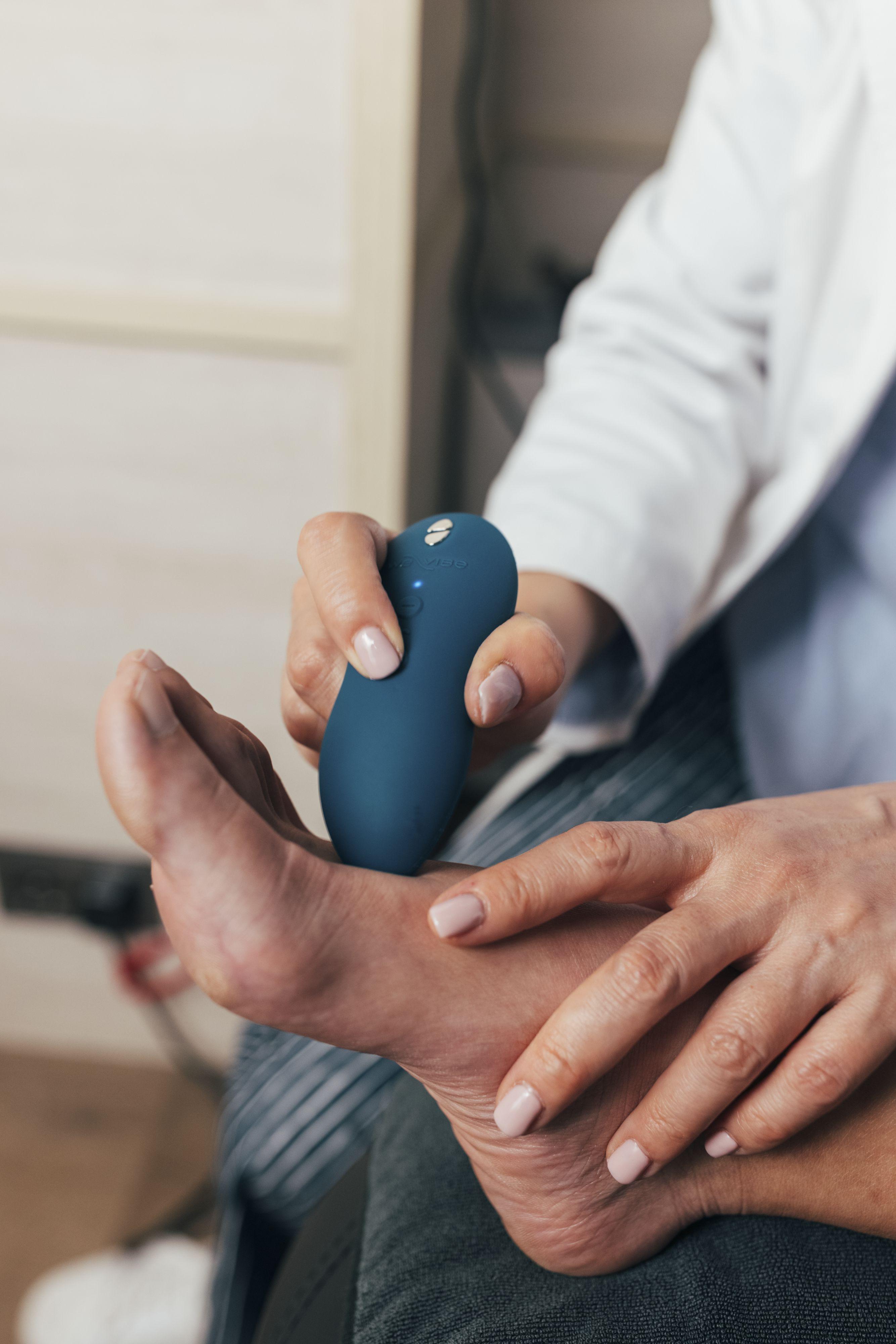 太衝穴LR3:位於足背,腳拇趾與腳食趾之間的凹位。經常被用於行氣,有利於減輕壓力及焦慮感。Touch X是防水的,在任何地方都可以輕鬆按摩這個穴位,而且容易清潔。