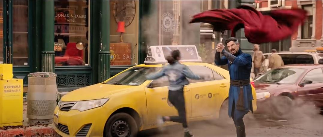 黃色報紙箱上寫了「大紀元時報」,還附上兩句標語。