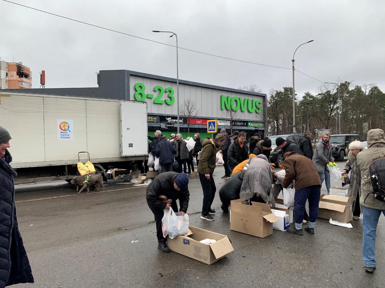 Bucha居民領取人道援助物資。(路透社)