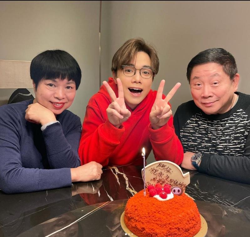 軒仔父母早前來港,在軒媽的指導下,工入姐姐的廚藝突飛猛進。