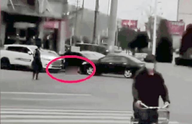 遼寧女開車撞倒母親後,再加以輾壓。(互聯網)