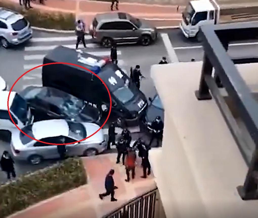 李女駕車逃逸約一個小時後,被特警車撞停。(互聯網)