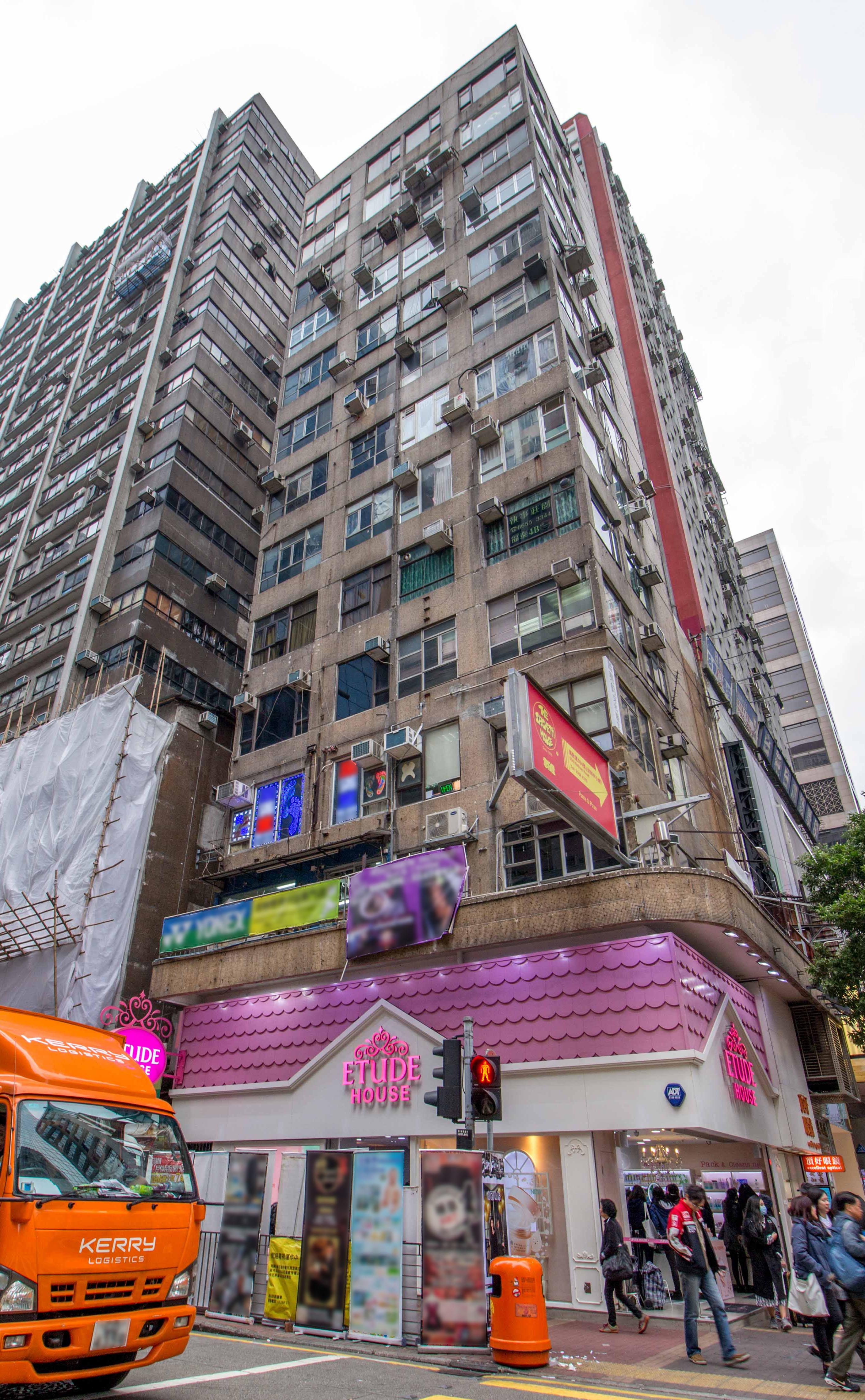 旺角福泰大廈現有一個低層單位連租約放售,意向價約900萬元,單位位處單邊,部分可設廣告招牌,更添廣告效應。