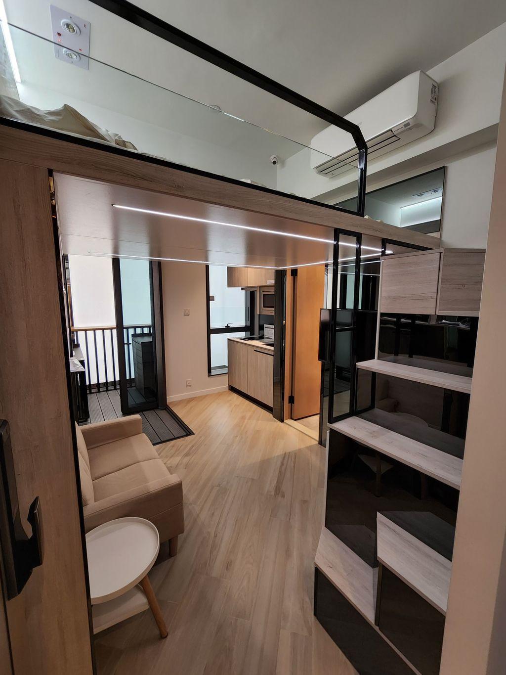 全新18樓F室示範單位客飯廳以方形開則,享高樓底,上方設置雙人特色床架,令單位上層作為寢室區域,可放置雙人床,而此單位之特色床架連床褥墊和枕頭等家具用品,為隨樓附送之禮品之一。