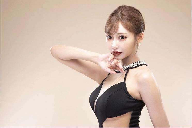 明日花綺羅創立自家服裝品牌等副業,目前已成為商界富婆。