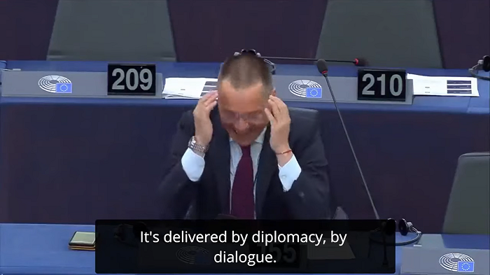 對Clare Daly的指責,保加利亞的Angel Dzhambazki哭笑不得。(影片截圖)