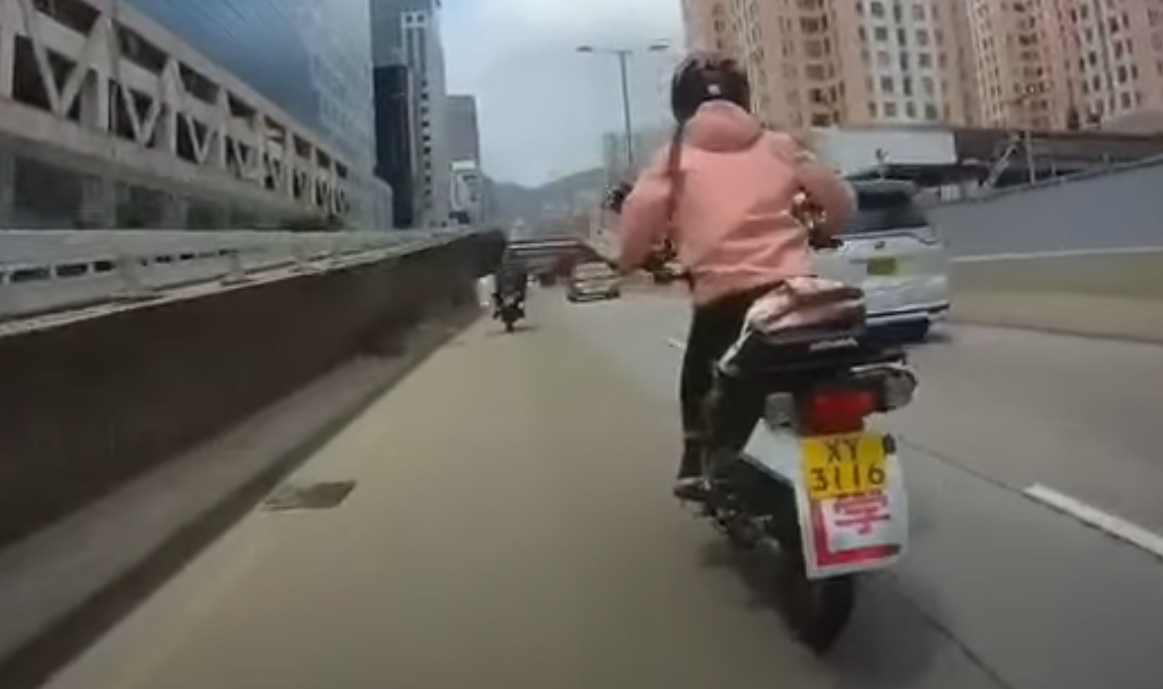 司機拿着垃圾絕塵而去。(影片截圖)