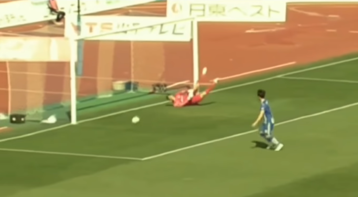 山形門將後藤雅明拍出皮球。(影片截圖)