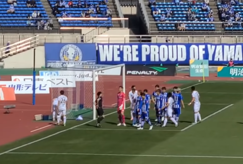 球證清水修平驅逐山形門將。(影片截圖)
