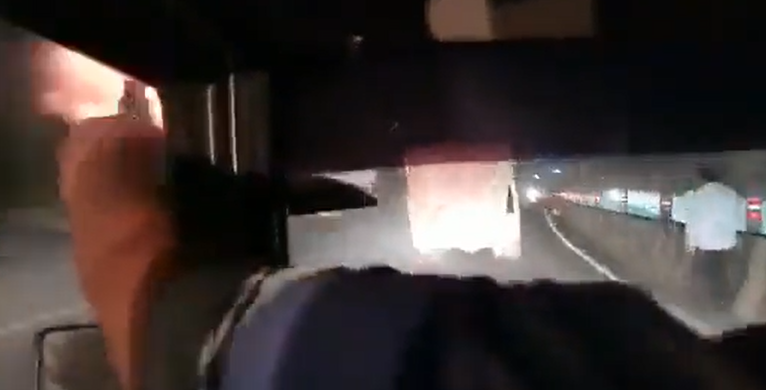 警員曾向貨車開槍。(影片截圖)