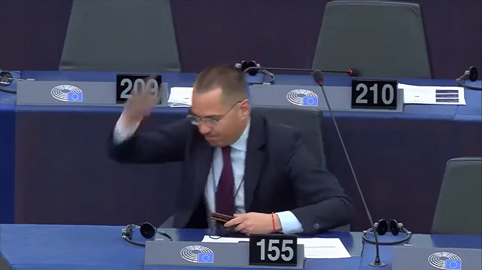 Angel Dzhambazki最後拍檯離席。(影片截圖)